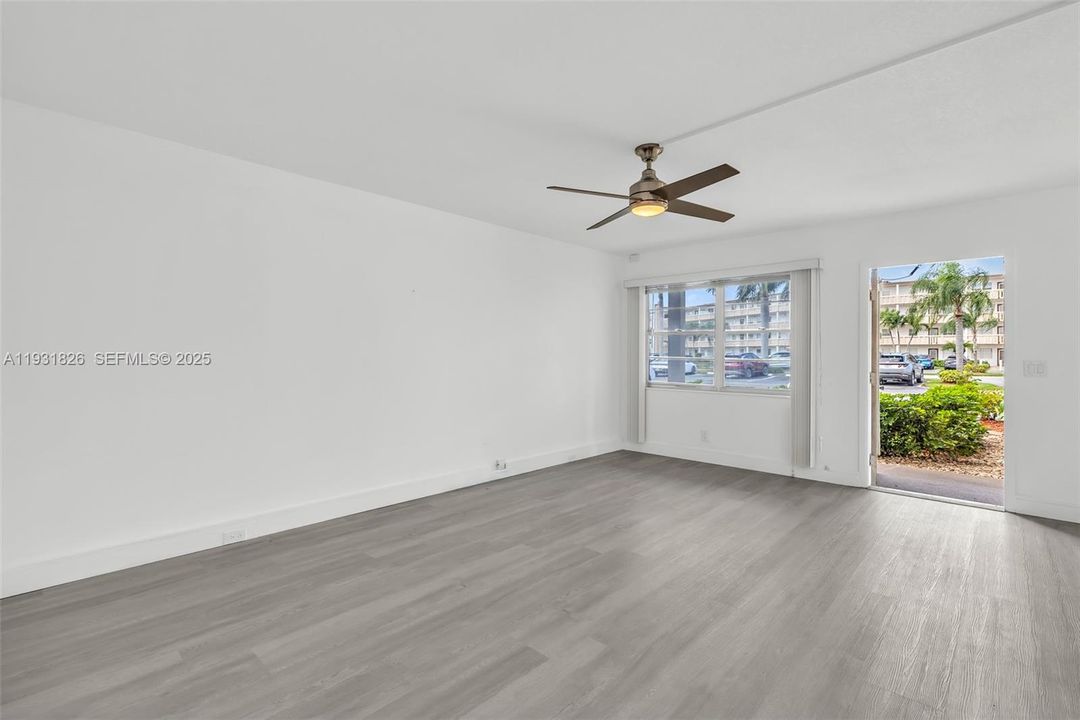 待售: $114,000 (2 贝兹, 1 浴室, 861 平方英尺)