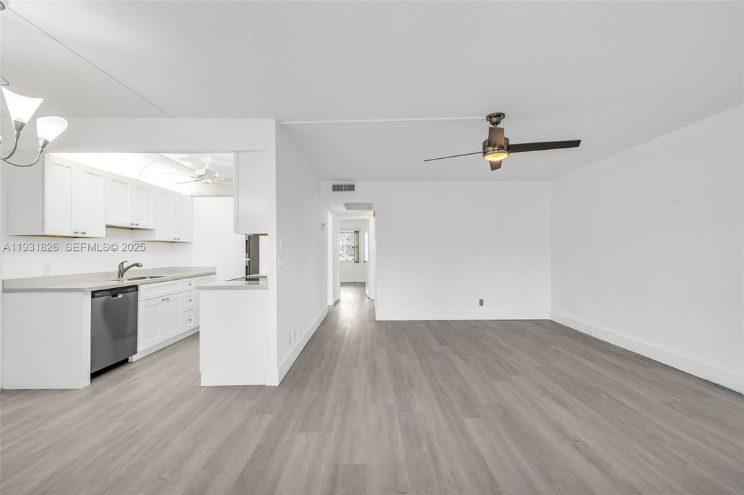 待售: $114,000 (2 贝兹, 1 浴室, 861 平方英尺)