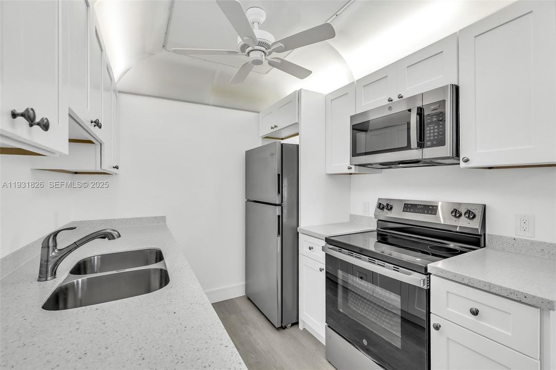 待售: $114,000 (2 贝兹, 1 浴室, 861 平方英尺)