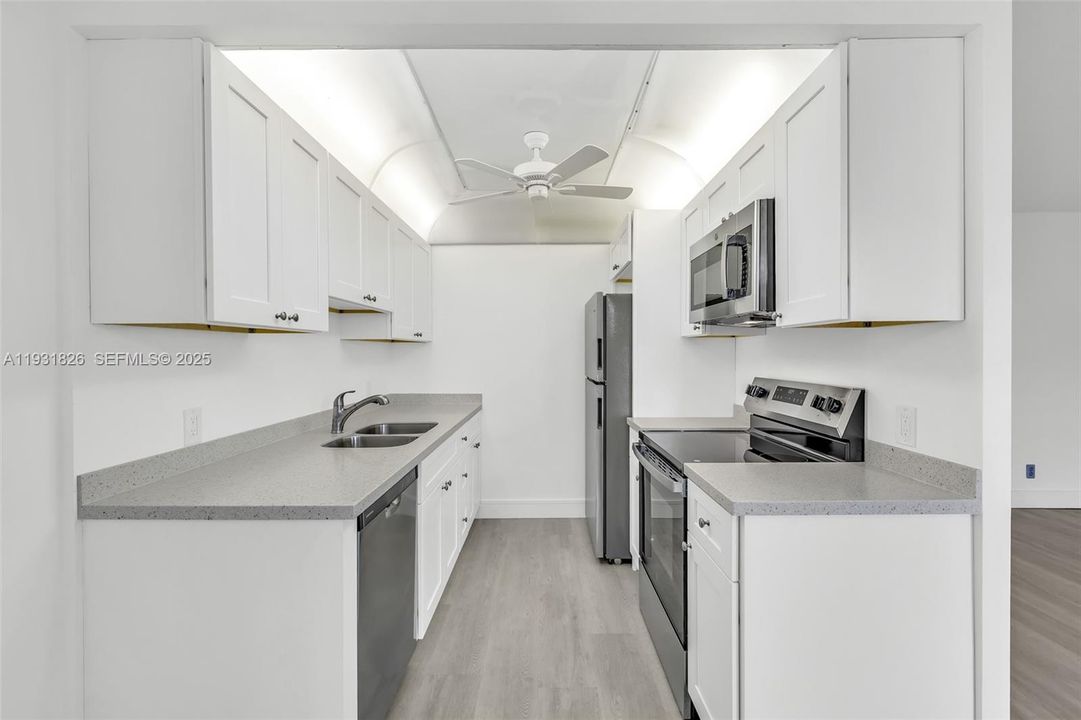 待售: $114,000 (2 贝兹, 1 浴室, 861 平方英尺)