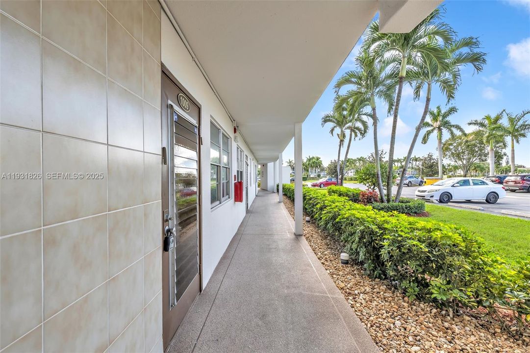 待售: $114,000 (2 贝兹, 1 浴室, 861 平方英尺)