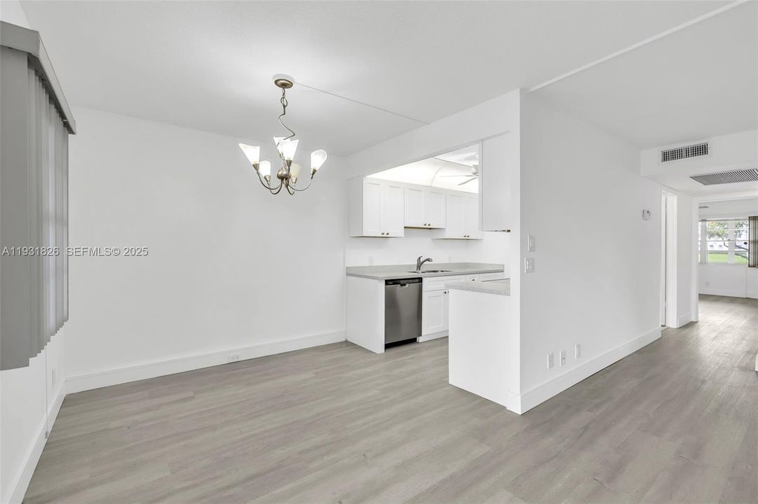 待售: $114,000 (2 贝兹, 1 浴室, 861 平方英尺)