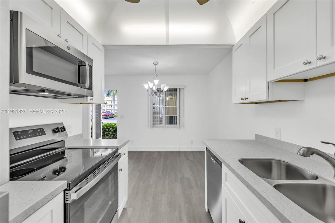 待售: $114,000 (2 贝兹, 1 浴室, 861 平方英尺)