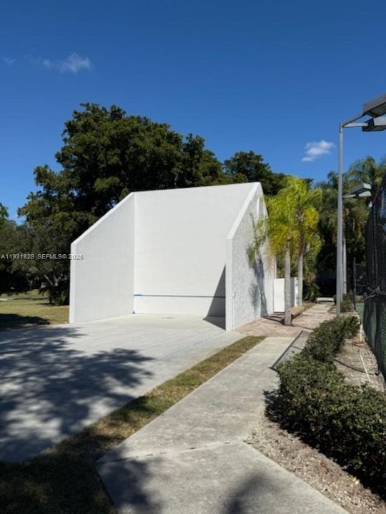 For Sale: $215,000 (2 beds, 2 baths, 975 Square Feet)