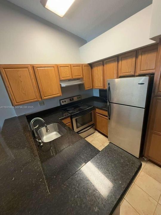 For Sale: $215,000 (2 beds, 2 baths, 975 Square Feet)