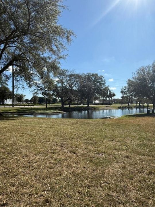 For Sale: $215,000 (2 beds, 2 baths, 975 Square Feet)