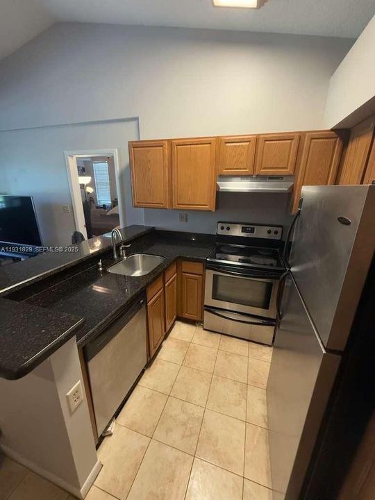 For Sale: $215,000 (2 beds, 2 baths, 975 Square Feet)