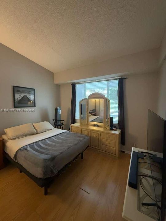 For Sale: $215,000 (2 beds, 2 baths, 975 Square Feet)