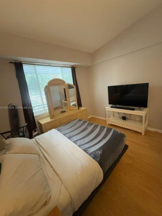 For Sale: $215,000 (2 beds, 2 baths, 975 Square Feet)