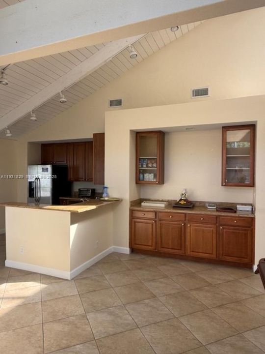 For Sale: $215,000 (2 beds, 2 baths, 975 Square Feet)