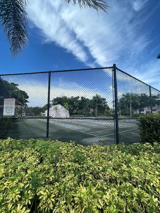 For Sale: $215,000 (2 beds, 2 baths, 975 Square Feet)