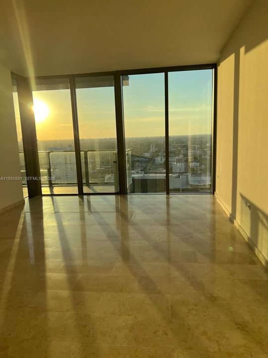 For Rent: $4,750 (1 beds, 1 baths, 883 Square Feet)