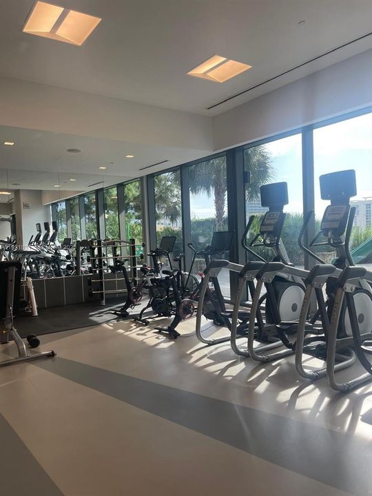 For Rent: $4,750 (1 beds, 1 baths, 883 Square Feet)