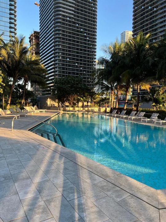 For Rent: $4,750 (1 beds, 1 baths, 883 Square Feet)