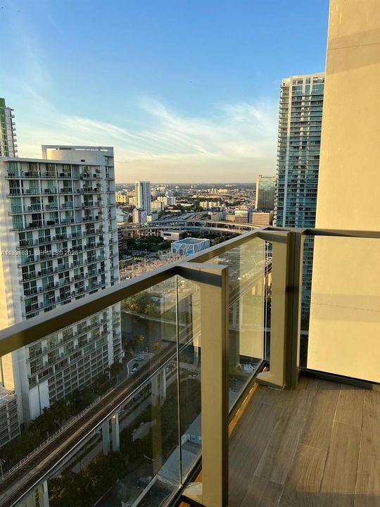 For Rent: $4,750 (1 beds, 1 baths, 883 Square Feet)