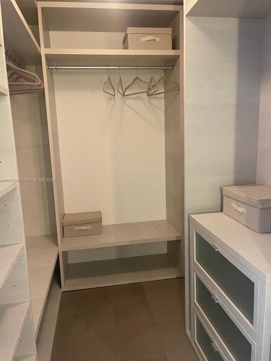 For Rent: $4,750 (1 beds, 1 baths, 883 Square Feet)