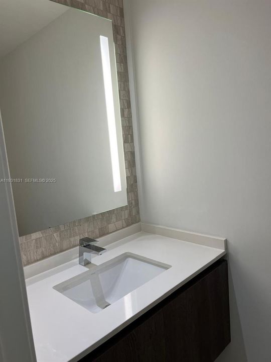 For Rent: $4,750 (1 beds, 1 baths, 883 Square Feet)