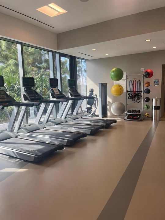 For Rent: $4,750 (1 beds, 1 baths, 883 Square Feet)