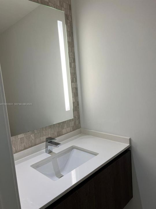 For Rent: $4,750 (1 beds, 1 baths, 883 Square Feet)