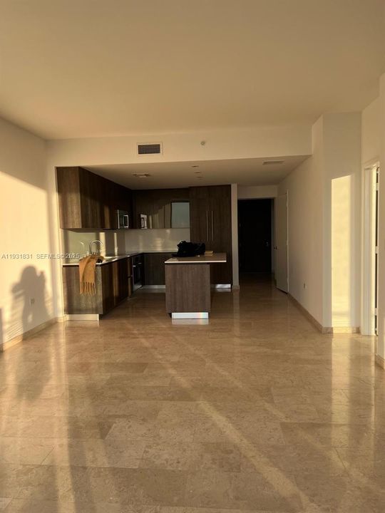 For Rent: $4,750 (1 beds, 1 baths, 883 Square Feet)