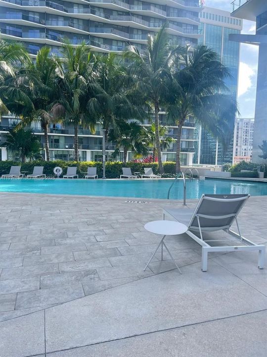 For Rent: $4,750 (1 beds, 1 baths, 883 Square Feet)