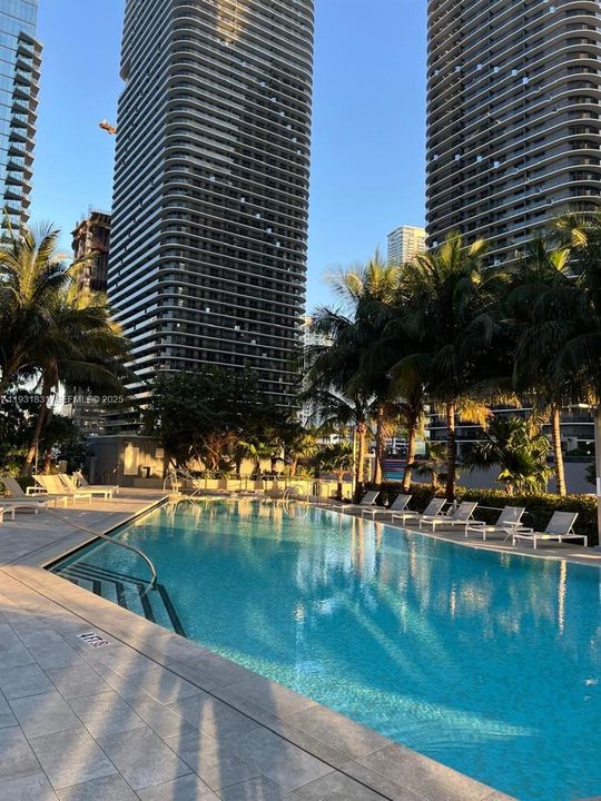 For Rent: $4,750 (1 beds, 1 baths, 883 Square Feet)