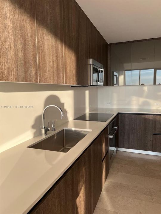 For Rent: $4,750 (1 beds, 1 baths, 883 Square Feet)