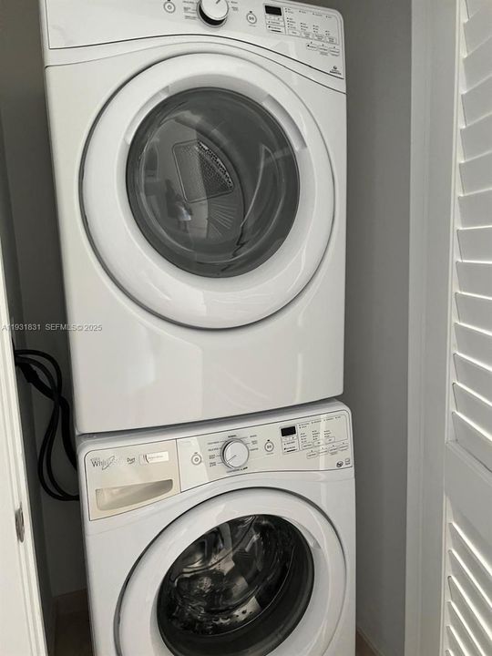 For Rent: $4,750 (1 beds, 1 baths, 883 Square Feet)