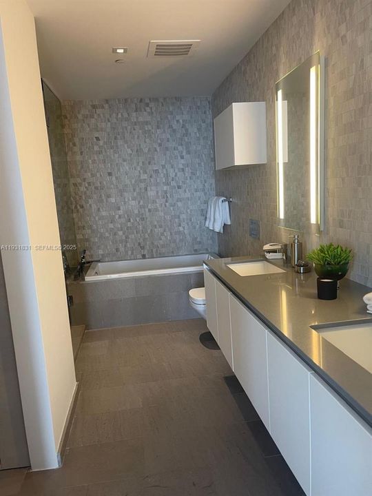 For Rent: $4,750 (1 beds, 1 baths, 883 Square Feet)