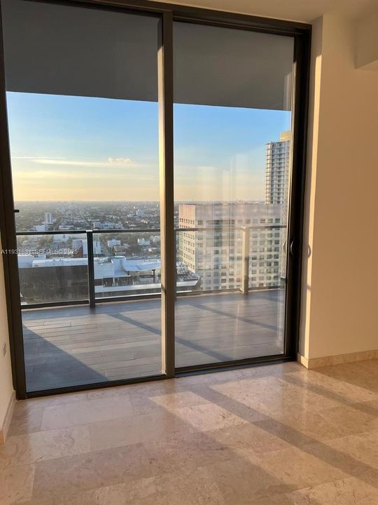 For Rent: $4,750 (1 beds, 1 baths, 883 Square Feet)