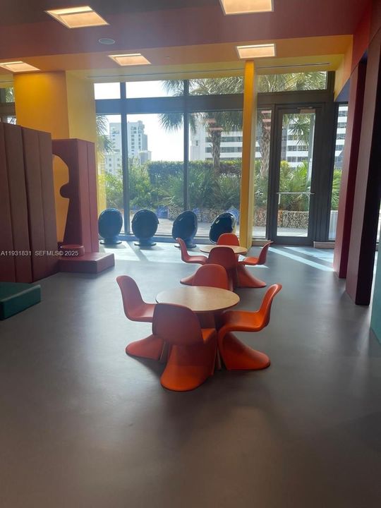 For Rent: $4,750 (1 beds, 1 baths, 883 Square Feet)