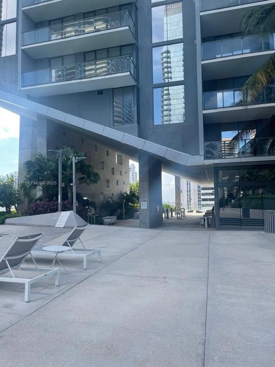 For Rent: $4,750 (1 beds, 1 baths, 883 Square Feet)