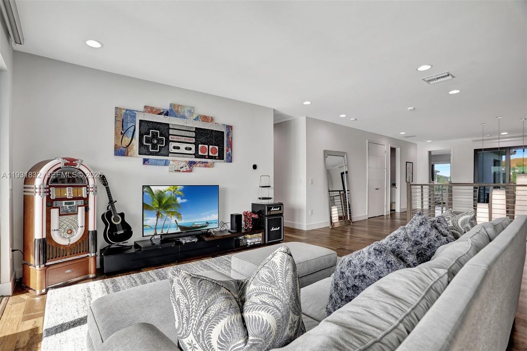 В аренду: $22,000 (5 спален, 5 ванн, 5330 Квадратных фут)