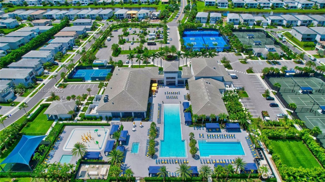 В аренду: $22,000 (5 спален, 5 ванн, 5330 Квадратных фут)