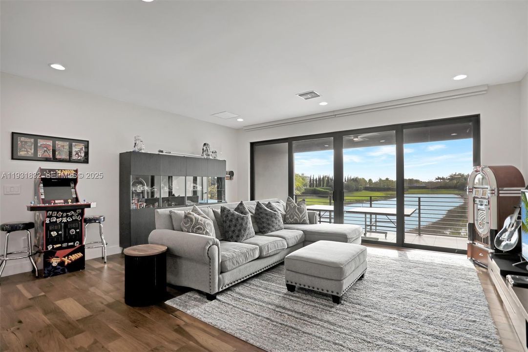 В аренду: $22,000 (5 спален, 5 ванн, 5330 Квадратных фут)