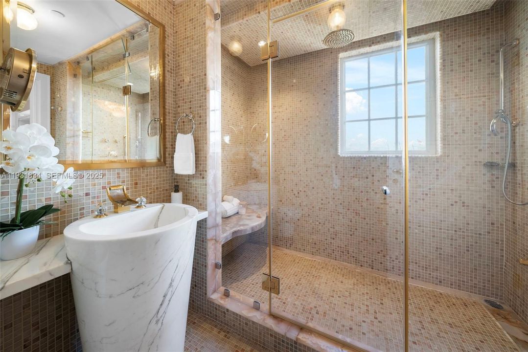 В аренду: $65,000 (5 спален, 5 ванн, 4932 Квадратных фут)