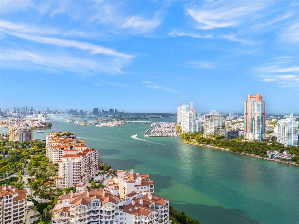 В аренду: $65,000 (5 спален, 5 ванн, 4932 Квадратных фут)