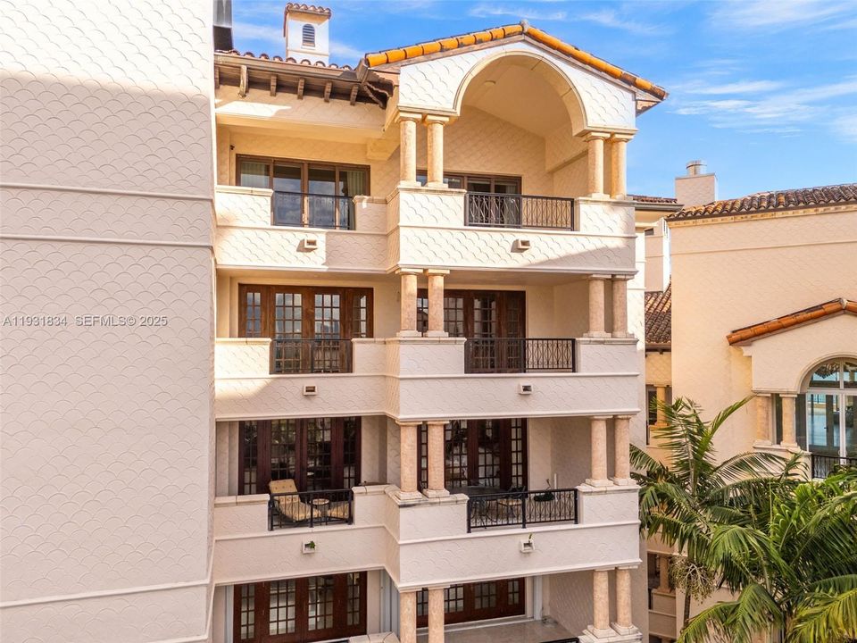 В аренду: $65,000 (5 спален, 5 ванн, 4932 Квадратных фут)