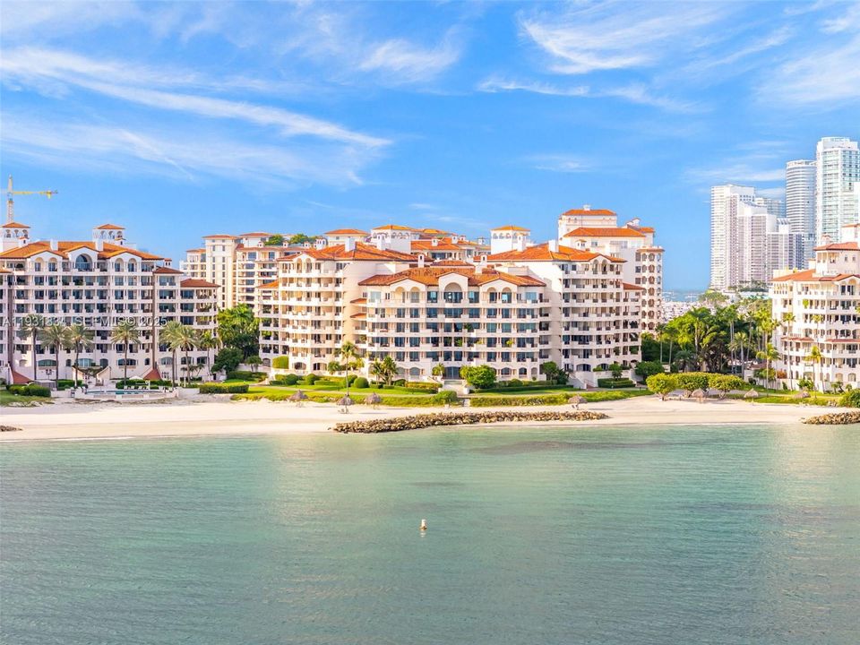 В аренду: $65,000 (5 спален, 5 ванн, 4932 Квадратных фут)