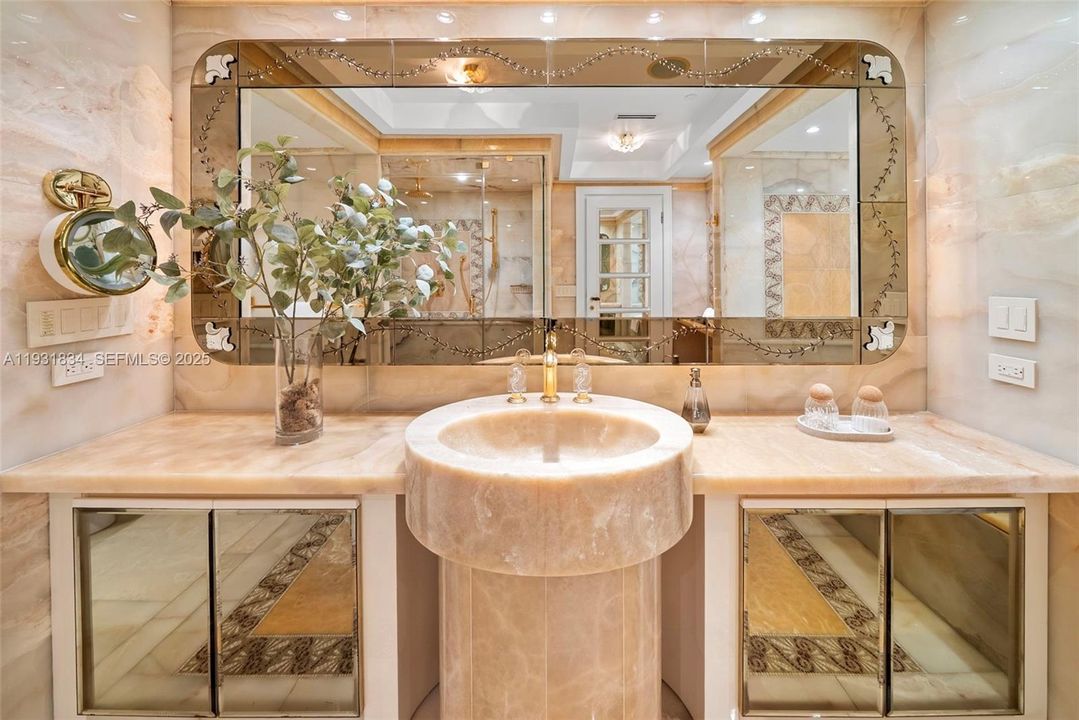 В аренду: $65,000 (5 спален, 5 ванн, 4932 Квадратных фут)