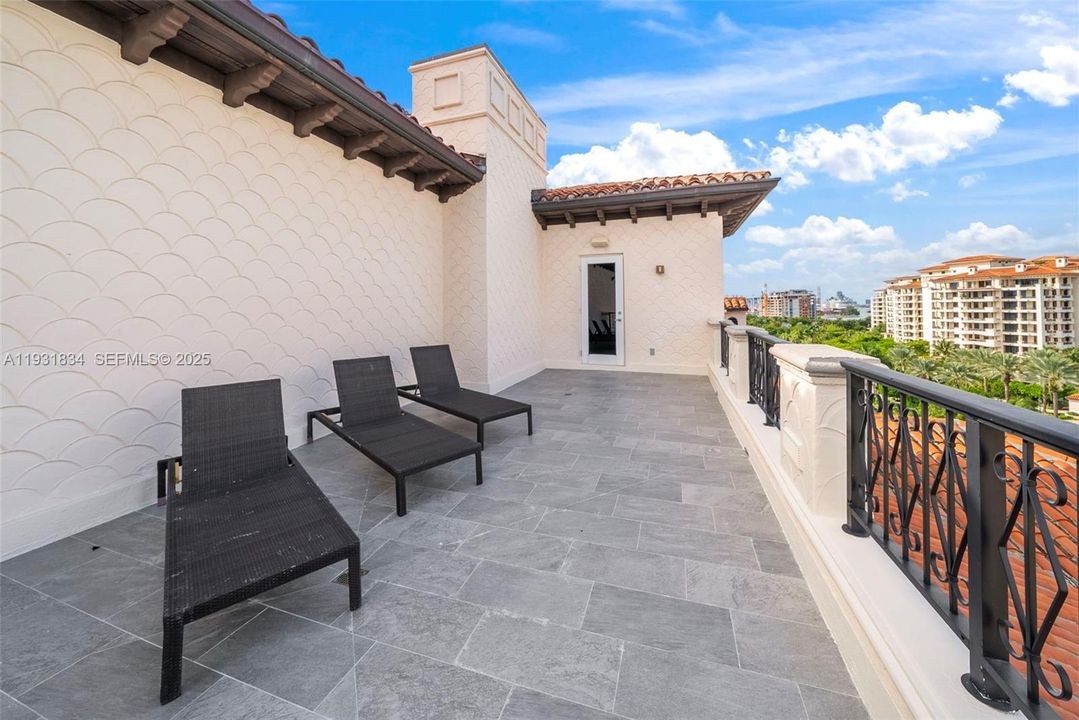 В аренду: $65,000 (5 спален, 5 ванн, 4932 Квадратных фут)