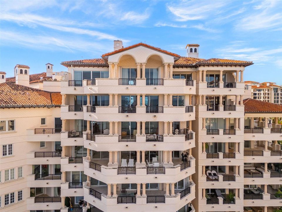 В аренду: $65,000 (5 спален, 5 ванн, 4932 Квадратных фут)