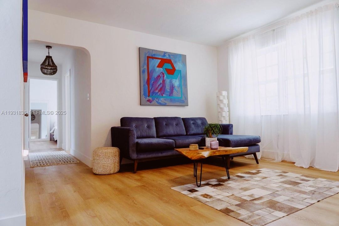 出租: $3,700 (2 贝兹, 1 浴室, 816 平方英尺)