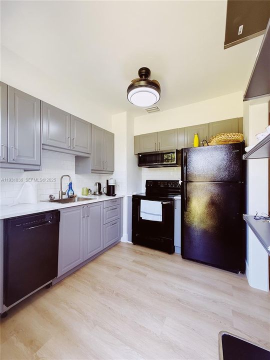 出租: $3,700 (2 贝兹, 1 浴室, 816 平方英尺)