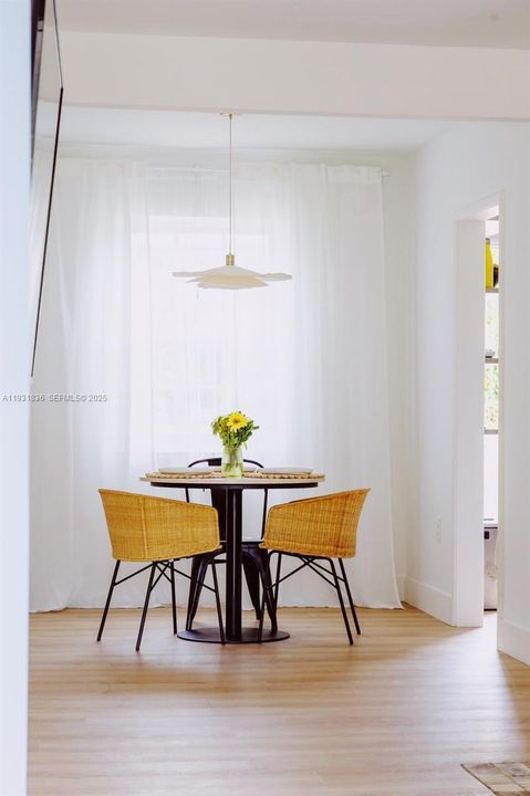 出租: $3,700 (2 贝兹, 1 浴室, 816 平方英尺)