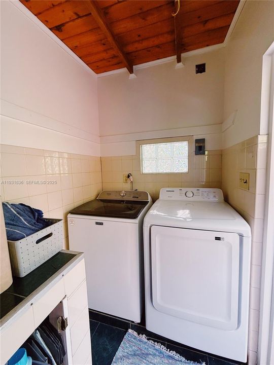 出租: $3,700 (2 贝兹, 1 浴室, 816 平方英尺)