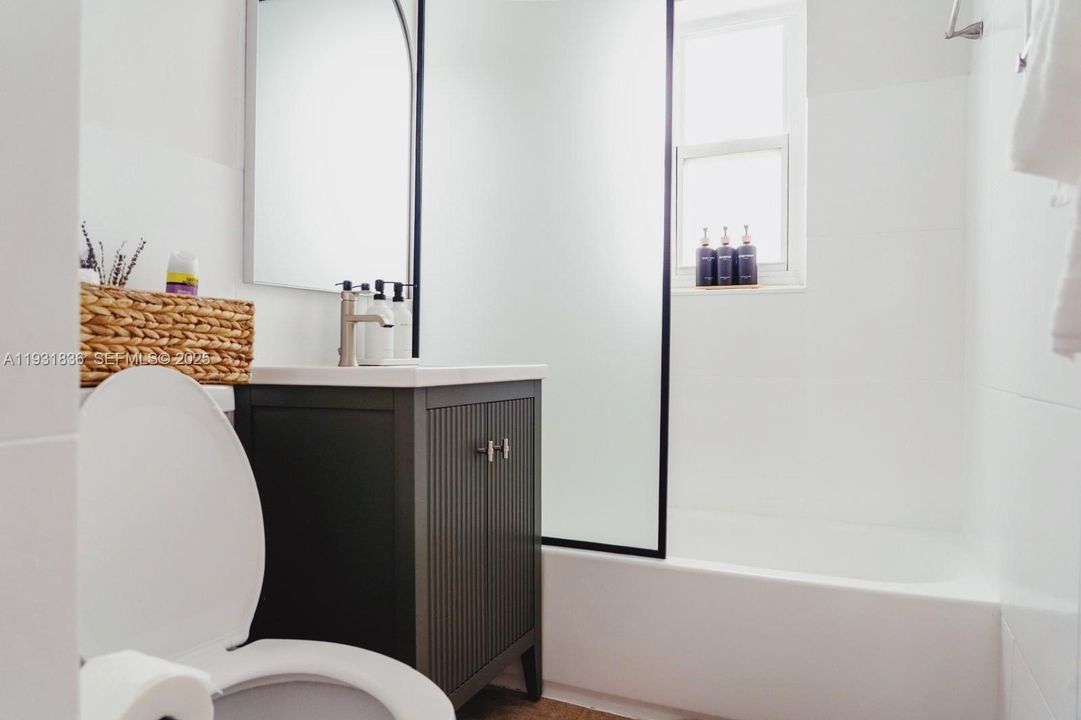 出租: $3,700 (2 贝兹, 1 浴室, 816 平方英尺)