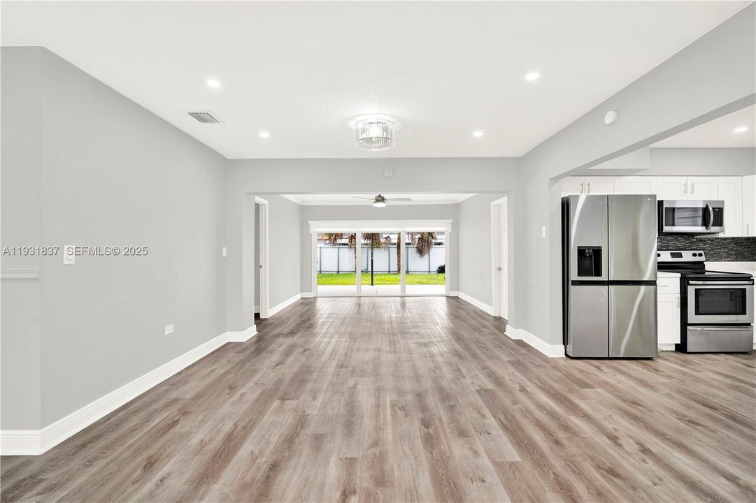 En Venta: $575,000 (4 camas, 2 baños, 1610 Pies cuadrados)