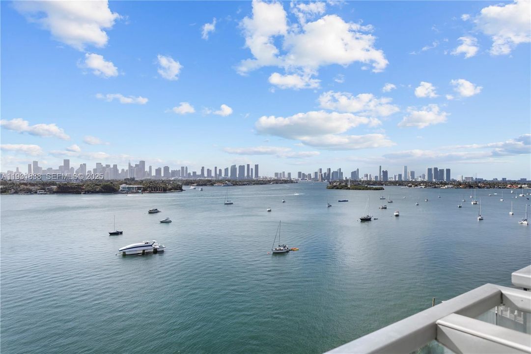 For Sale: $459,000 (1 beds, 1 baths, 694 Square Feet)