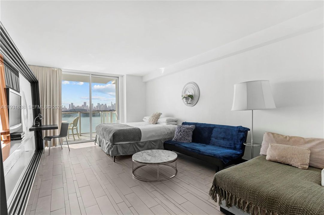 For Sale: $459,000 (1 beds, 1 baths, 694 Square Feet)